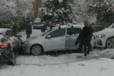 Megküzdöttek a jeges és havas utakkal az angliai sofőrök