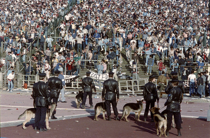 Az 1985-os BEK-döntő helyszínén, a Heysel Stadionban 39 szurkoló halt meg, miután felhergelt angol huligánok betörtek az olaszoknak fenntartott szektorba, és a stadion oldalfala ledőlt. Fotó: AFP