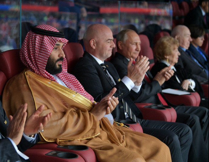Mohamed bin Szalmán szaúdi koronaherceg, Gianni Infantino FIFA-elnök és Vlagyimir Putyin.