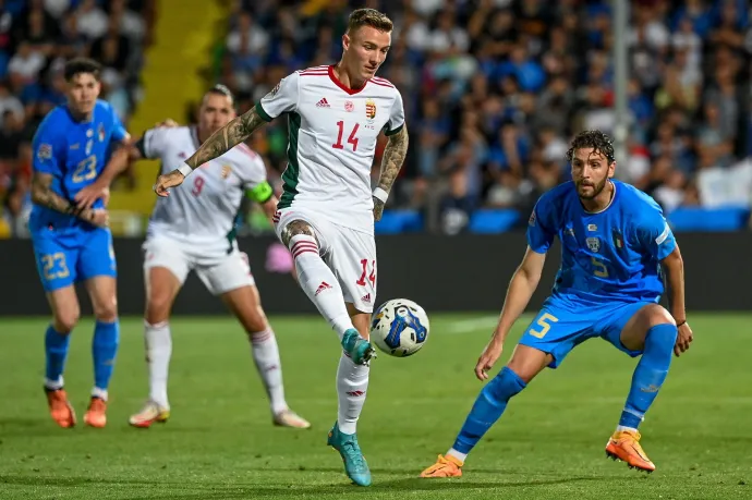 Bolla Bendegúz és az olasz Manuel Locatelli a labdarúgó Nemzetek Ligája 2. fordulójában játszott Olaszország–Magyarország mérkőzésen az olaszországi Cesenában 2022. június 7-én – Fotó: Illyés Tibor / MTI