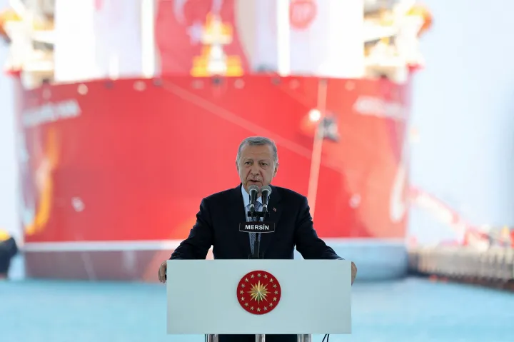 Erdoğan török elnök beszél az Abdulhamid Han földgázkutatásra épített fúróhajó átadásán Mersinben 2022. augusztus 9-én – Fotó: Adem Altan / AFP