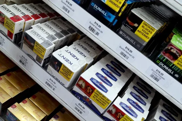 Új-Zélandon mostantól minden évben emelik a legálisan dohányzók alsó korhatárát