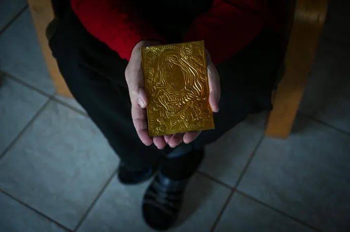 Margaréta a Csabától kapott ajándékkal, amit a férfi saját kezűleg készített a börtönben – Fotó: Melegh Noémi Napsugár / Telex 