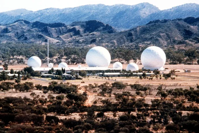 Mit keres egy CIA-bázis Ausztrália mértani középpontjában, a sivatagban?