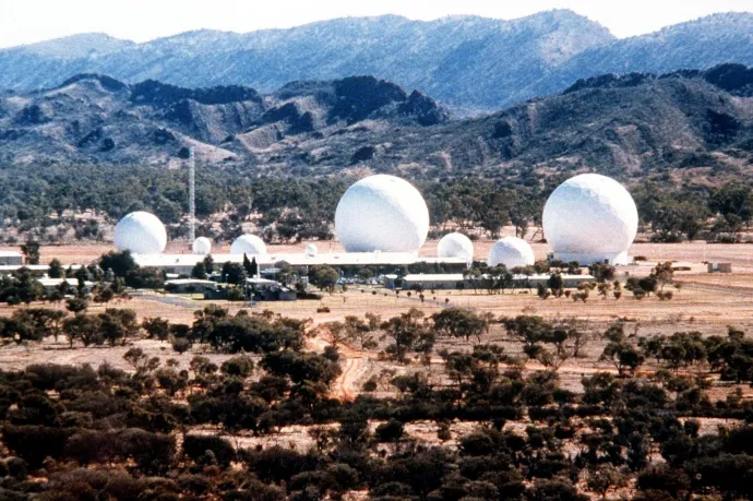 Mit keres egy CIA-bázis Ausztrália mértani középpontjában, a sivatagban?