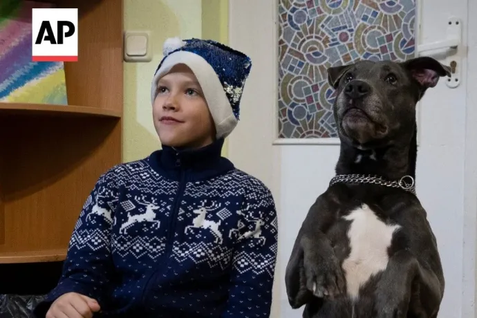 Terápiás kutya segíti a traumatizált gyerekeket Kijevben
