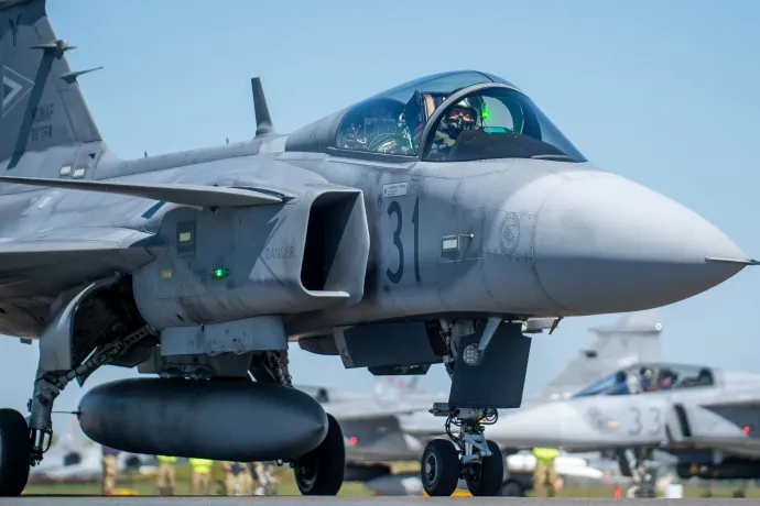 Egy férfit annyira zavartak a gyakorlatozó vadászpilóták, hogy lézerrel vakította el őket