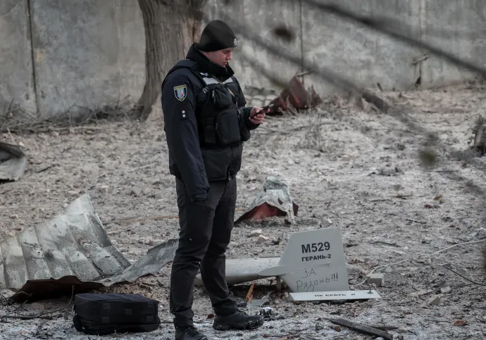 Ukrán rendőr az egyik lelőtt drón mellett Kijevben 2022. december 14-én. A drónon olvasható felirat azt jelenti: "Rjazanyért" – Fotó: Gleb Garanich / Reuters