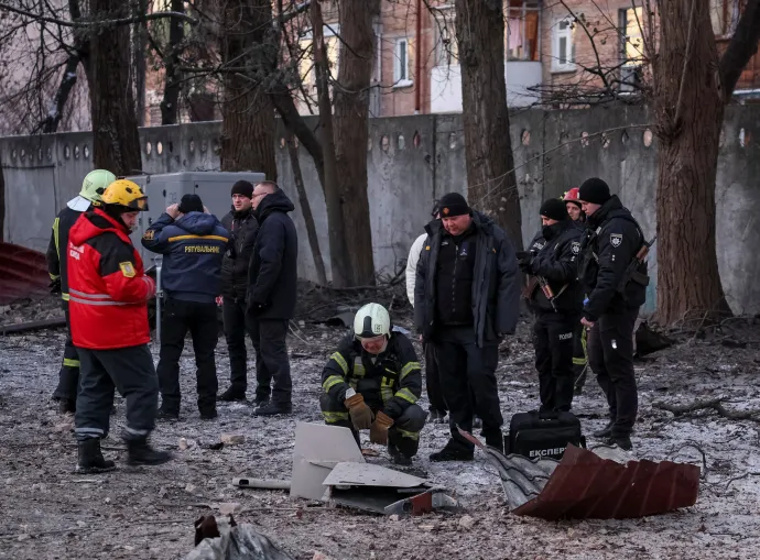 A kijevi katasztrófavédelem és rendőrség munkatársai az egyik lelőtt drón maradványait vizsgálják 2022. december 14-én – Fotó: Gleb Garanich / Reuters