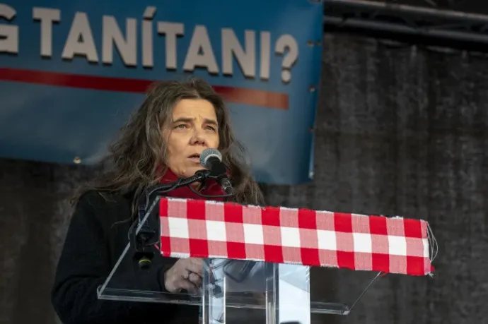 Erzsébet Nagy speaking at a protest in October 2022 – Photo: Noémi Napsugár Melegh / Telex