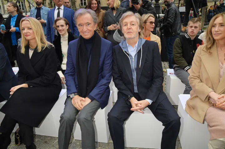 Delphine Arnault, Bernard Arnault és Sir Paul McCartney Stella McCartney divatbemutatóján a Párizsi Divathéten a Pompidou központban 2022. október 3-án – Fotó: David M. Benett / Getty Images