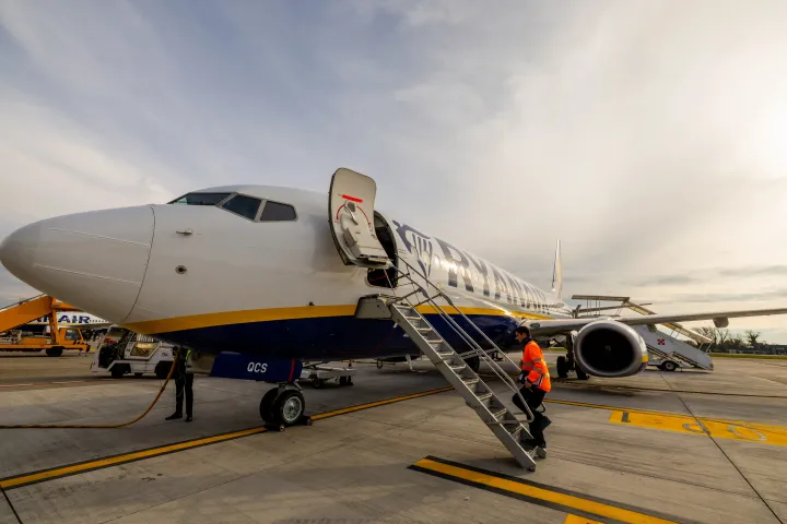 Négy romániai repülőteret hagy ott a Ryanair, összesen 15 járat érintett