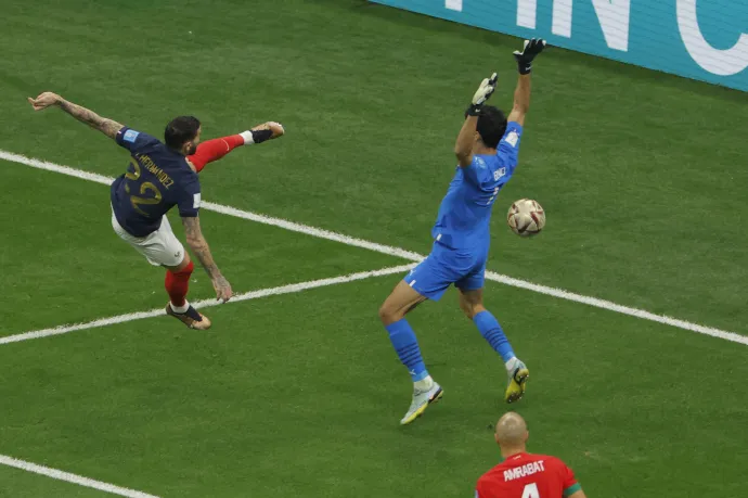 Magasan, a levegőben találta el a labdát Hernandez, akrobatikus mozdulat lett belőle – Fotó: Odd Andersen / AFP