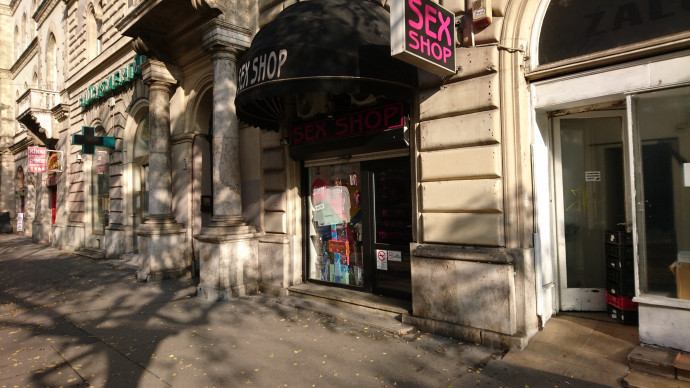 Szexshop és patika a József körúton. Fotó: G7