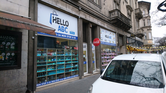 Egy ABC italokkal teli kirakata az Erzsébet körúton, a bulinegyed szélén lévő bárok között. Fotó: G7