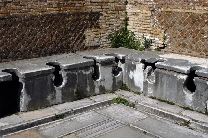 Az építők céhének latrinája Ostia Anticában – Fotó: Prisma / Universal Images Group / Getty Images