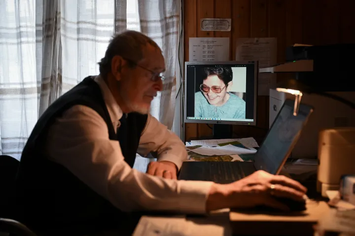Buza Domonkos a LESZ diszpécser irodájában. A monitoron háttérképként Buza elhunyt felesége, akivel közösen alapították a lelkisegély-szolgálatot – Fotó: Melegh Noémi Napsugár / Telex