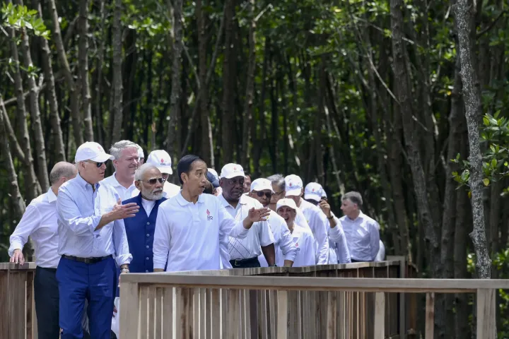 Joe Biden amerikai elnök Joko Widodo indonéz elnökkel és más vezetőkkel sétál a G20-ak csúcstalálkozóján 2022. november 16-án – Fotó: Bay Ismoyo / AFP