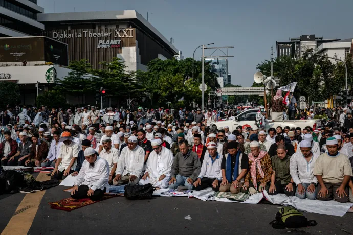 Indonéziai muszlim tüntetők imádkoznak a választásokat felügyelő ügynökség előtt, miután kihirdették a hivatalos választási eredményeket 2019. május 21-én Jakartában – Fotó: Ulet Ifansasti / Getty Images