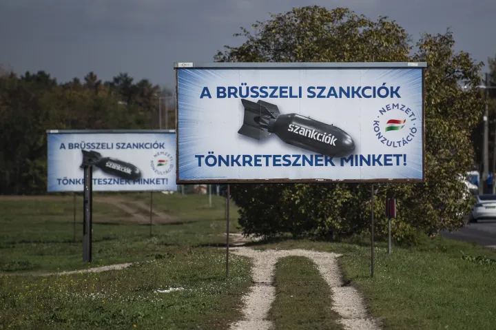 „A brüsszeli szankciók tönkretesznek minket” feliratú plakátok árasztották el az utcákat országszerte – Fotó: Bődey János / Telex