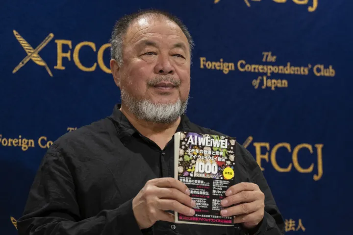 Aj Vej-vej legújabb könyvének bemutatóján, Tokióban, 2022. október 24-én – Fotó: Richard A. Brooks / AFP