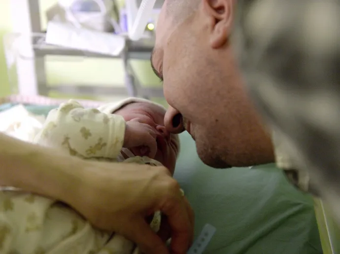 Egy apa pár perce született kisfiával a Honvédkórház – Állami Egészségügyi Központ Szülészet-nőgyógyászati Osztályán – Fotó: Bruzák Noémi / MTI