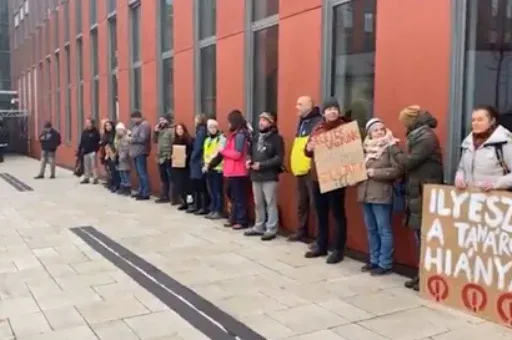 Tüntető tanárok várták Pintér Sándort a közoktatási konzultáción
