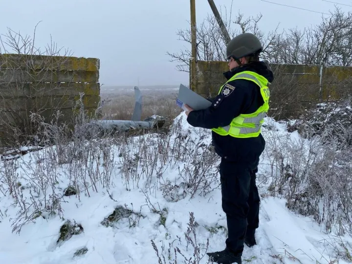 Egy ukrán rendőr regisztrál egy Kijev mellett földet ért orosz rakétát, pontosabban annak maradványait Fotó: Ukrán Rendőrség Telegram-oldala via Reuters