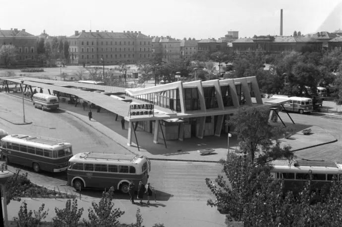 A Marx téri buszállomás 1967-ben, két évvel átadása után – Fotó: UVATERV / Fortepan