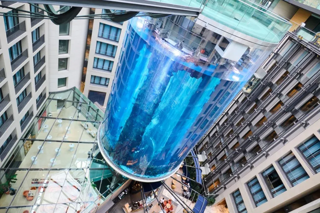 Felrobbant egy 16 méter magas akvárium Berlinben, 1500 hal pusztult el