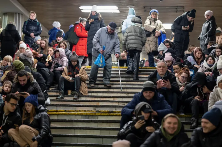 A kijevi metró egyik állomása 2022. december 16-án – Fotó: Viacheslav Ratynskyi / Reuters
