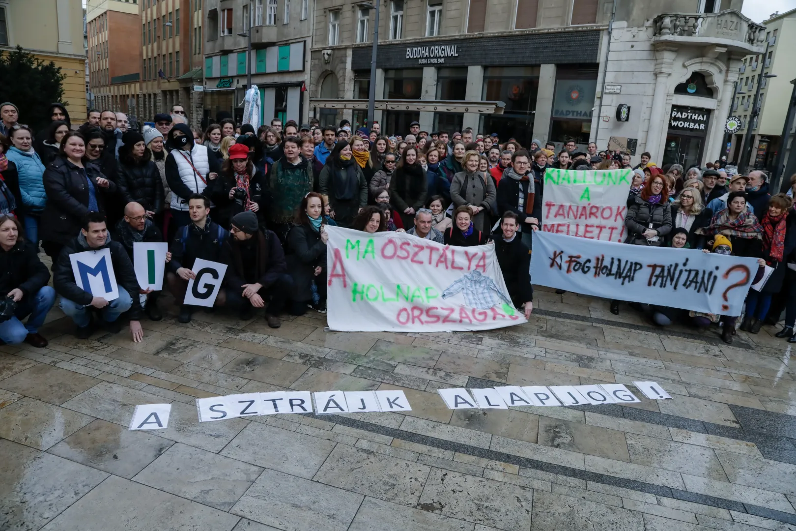 Budapest legerősebb középiskoláinak tanárai közösen álltak ki február 23-a reggel az Egyetem térre, hogy együtt fejezzék ki tiltakozásukat a sztrájkjog ellehetetlenítése ellen, a kormány február 11-i rendelete ellen – Fotó: Hevesi-Szabó Lujza / Telex