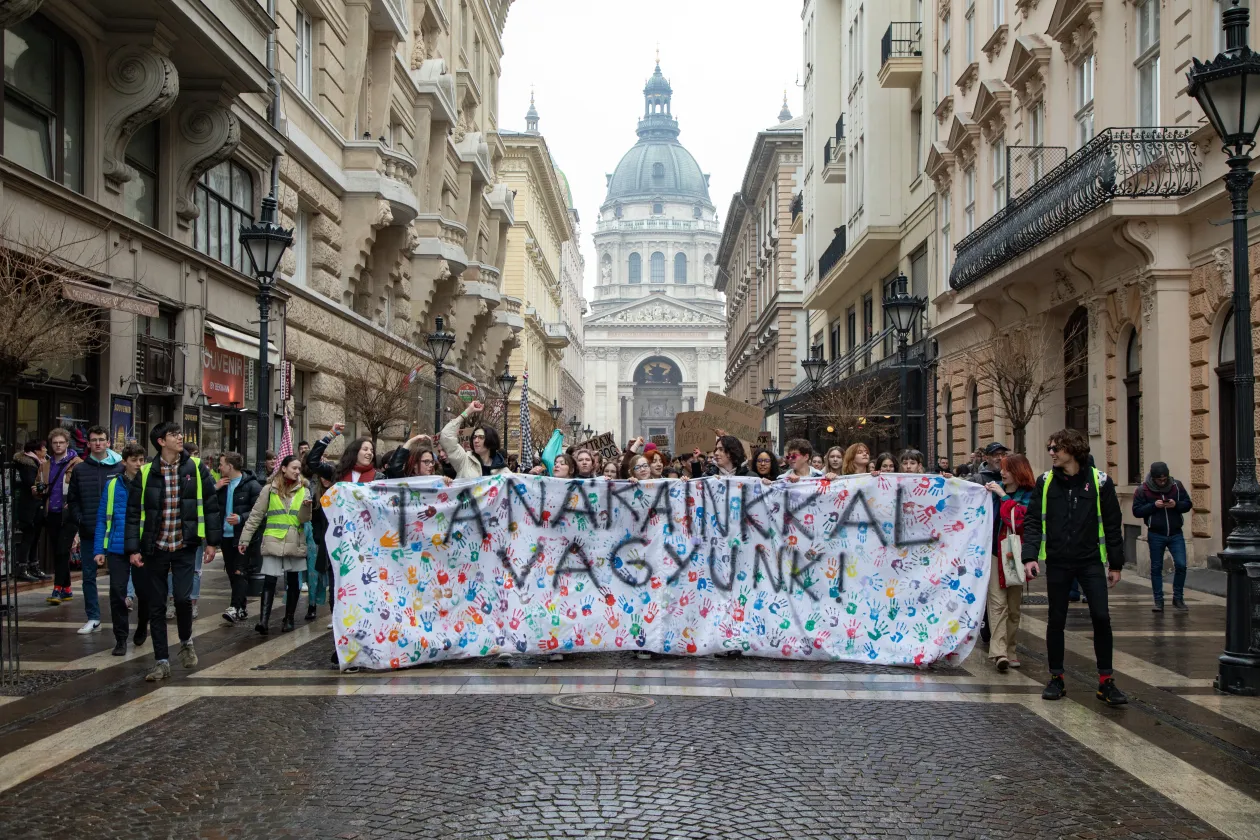 Fotó: Szolidaritási tüntetésen a többezres diáktömeg a Fővám térről a Bazilika érintésével vonult a Kossuth térre – Hevesi-Szabó Lujza, Melegh Noémi Napsugár / Telex