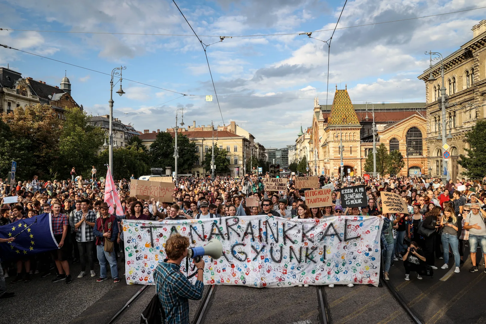 A Bazilikától induló tömeg a Fővám térre vonult – Fotó: Huszti István / Telex