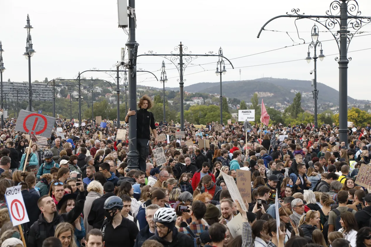 Fotó: A Margit hídról a Kossuth térre vonult a tömeg az esti tüntetésre október 5-én – Hevesi-Szabó Lujza, Melegh Noémi Napsugár / Telex