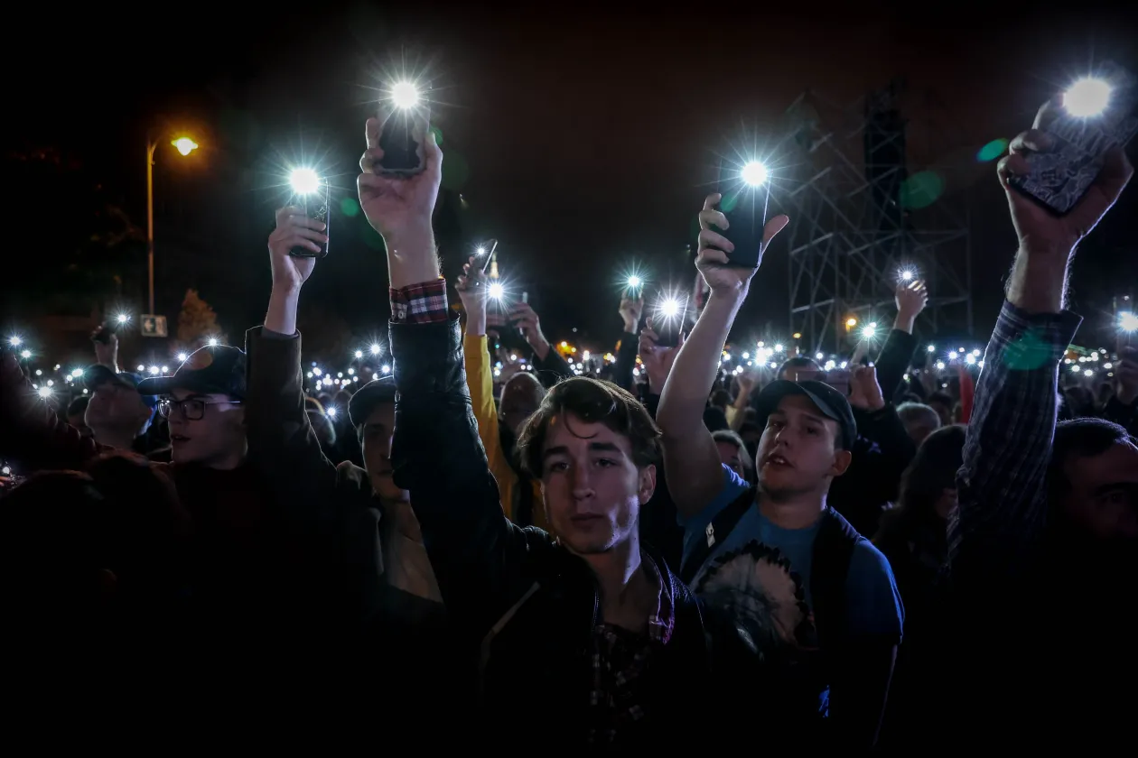 Október 23-án megtelt a Műegyetem rakpart, ahol több ezer ember előtt mondta el beszédét Pankotai Lili pécsi diák, akit ezután támadás alá vett a kormánymédia – Fotó: Huszti István / Telex