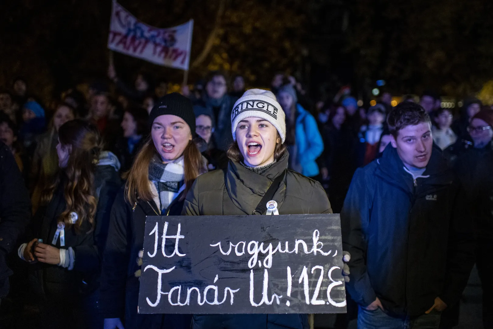 November 30-án a Belügyminisztérium elé vonultak a diákok, mert újabb nyolc tanárt bocsátottak el a polgári engedetlenségben való részvétel miatt – Fotó: Bődey János / Telex