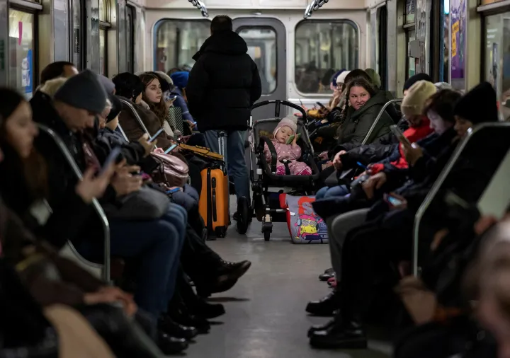 Kieviek egy parkoló metrókocsiban várták az orosz rakétatámadás végét – Fotó: Viacheslav Ratynskyi / Reuters