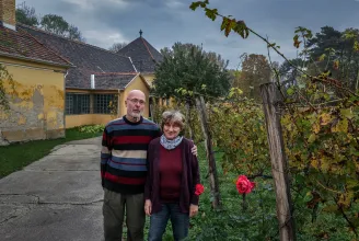 Apránként megvette az egykori tatai Esterházy-birodalmat, és újraindította a pezsgőgyártást