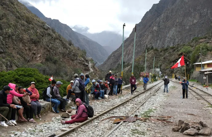 Tiltakozók blokkolják a vonatközlekedést Chilcában december 16-án – Fotó: Alejandra Orosco / Stringer / Reuters 