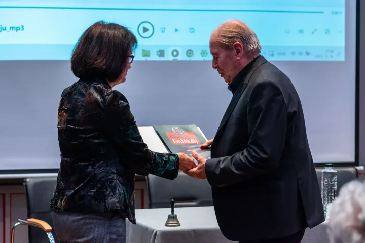 Dávid Gyula veszi át a díjat – Fotó: Helikon