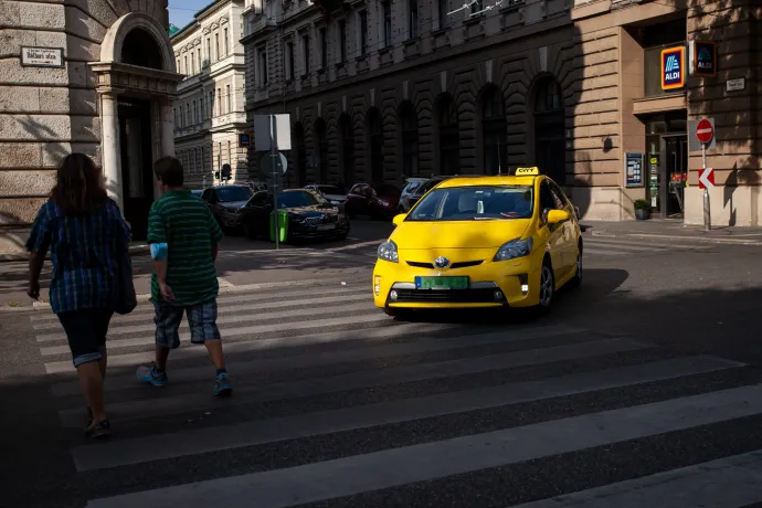 Februárban dönthet a főváros a taxis tarifák emeléséről