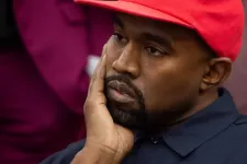 „Kanye 2024” – üvöltötte a 63 éves férfi támadója, aki után a New York-i rendőrség antiszemitizmus miatt nyomoz