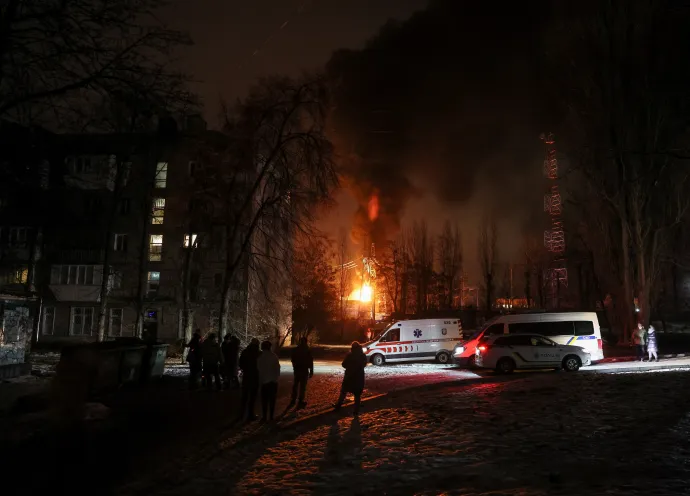Lángol egy energetikai létesítmény Kijevben a hajnali dróntámadást követően december 19-én – Fotó: Gleb Garanich / Reuters