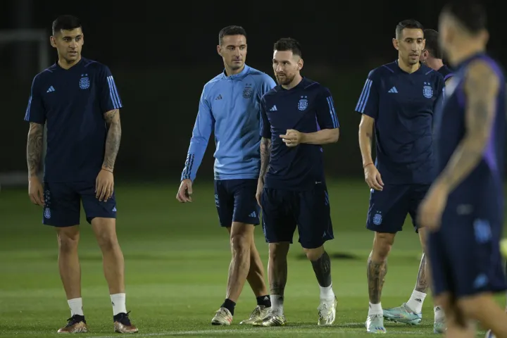 Lionel Scaloni és Lionel Messi az argentin válogatott edzésén 2022.december 8-án – Fotó: Juan Mabromata / AFP