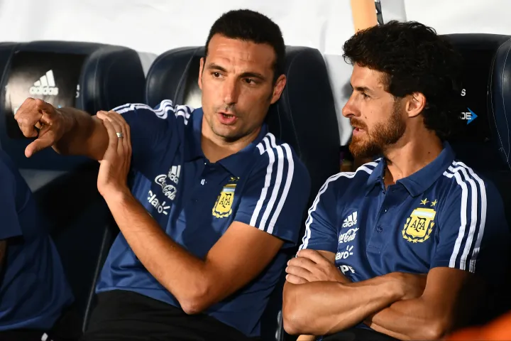 Scaloni és Pablo Aimar a kispadon 2018-ban – Fotó: Amilcar Orfali / Getty Images