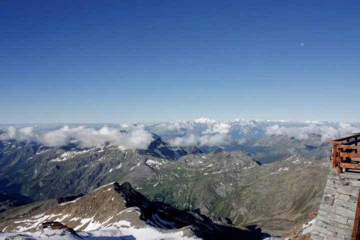 Fent: Alagna Valsesia, lent: a Gnifetti ház a sziklán, és kilátás a teraszáról – Fotó: Tenczer Gábor / Telex