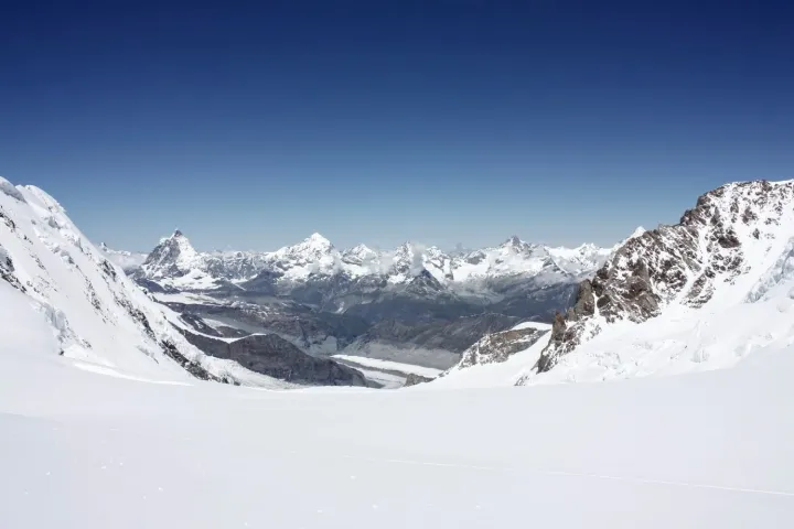 Fent: a Matterhorn és társai, lent: gleccser-jégtornyok – Fotó: Tenczer Gábor / Telex