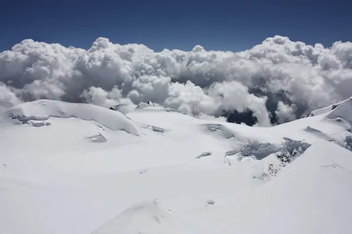 Kilátás a Zumsteinspitzéről, lent: a Monte Rosa – Fotó: Tenczer Gábor / Telex