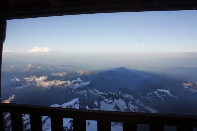 Fent: Margherita-ház árnyáka a levegőben, középen: a Lyskamm, mögötte a Mont Blanc-nal, lent: vörös szemek – Fotó: Tenczer Gábor / Telex